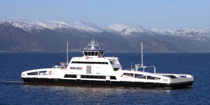 Batterifergen Ampère som går i rute over Sognefjorden, er verdens første skritt på veien mot elektrifisering av kystsjøfarten. Det neste steget tas nå, i form av et norsk forskningsprosjekt på trådløs lading av batteridrevne skip. Foto: Norled AS