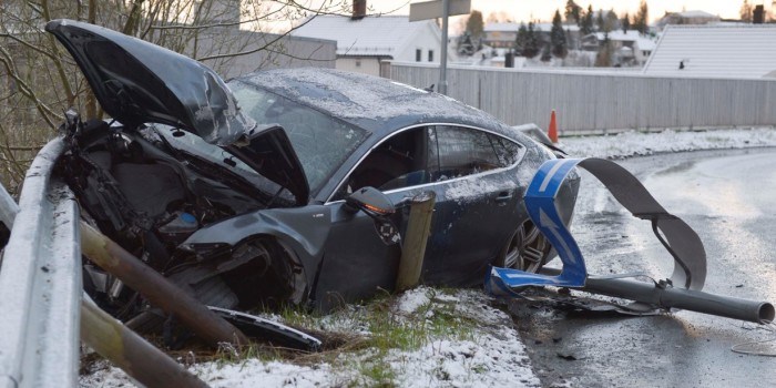 Jo mer rekkverket og fronten av bilen deformeres, jo bedre  er det for menneskene som sitter i bilen under en kollisjon, sier NTNU-eksperter om bilen som Petter Northug kjørte inn i rekkverket 4. mai i fjor. Foto: Henrik Sundgård
