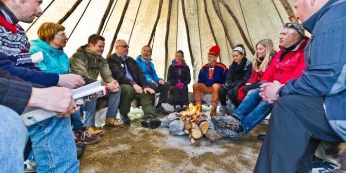 At Kjøllefjord, Ellinor and Ailu welcome visitors on excursions from the cruise ships, but no-one likes smoke in the traditional &#039;lavvo&#039; tents, especially while they&#039;re eating.  Illustrationphoto: Robin Lund/Ofotingen.