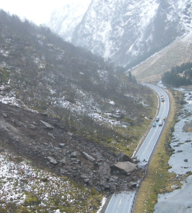 Dette bildet er tatt etter et ras i Instefjorden på E39 i Sogn og Fjordane. Foto: Statens vegvesen.