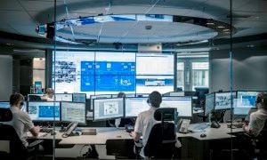 Ett av slagordene var «Vi lever for, med og av kundene våre». Fra ett av tre kundesentre, dette på Kongsberg. De andre ligger i Singapore og New Orleans, sånn at kundene hele tiden kan møte våkne folk. Foto: Kongsberg Maritime