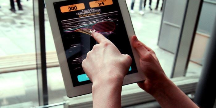 Denne appen skal lære helsepersonell å tolke ultralydbilder. Appen gjør det mulig å trene hvor som helst, noe som bidrar til at man lettere kan få mengdetrening i bildetolkingen. Foto: Håvard Egge.