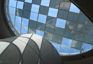 Eksempler på integrerte solceller som glassystemer for bruk i tak. Schott Solar AG 2011.