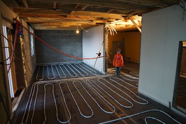 Når man pusser opp, lønner det seg å redusere energiforbruket i samme slengen, er forskernes råd. Denne kjelleren har fått vannbåren varme. Nå kan du få proff hjelp til å velge rett tiltak til rett hus. Foto: Privat utlån.
