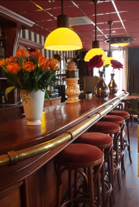 I den nederlandske landsbyen er puber, frisørsalonger og restauranter utformet som ellers i samfunnet.