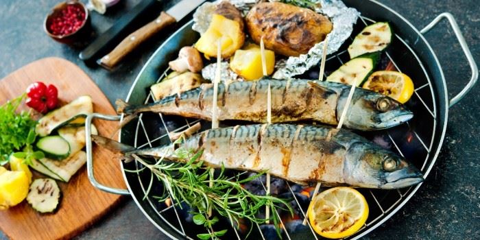 – Sild og makrell er undervurdert matfisk, mener SINTEF-forsker Erik Skontorp Hognes og Ravnkloas Keun Robert Buran. Foto: Håvard Egge