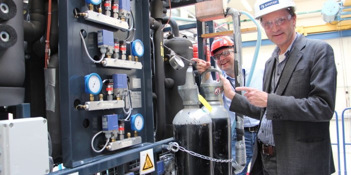 Nye konsepter krever utvikling av nye løsninger. Her viser Nekså (t.h) og Bantle fram en testrigg som har muliggjort effektiv varmepumpedrift for høye omgivelsestemperaturer. Foto: Christina Benjaminsen