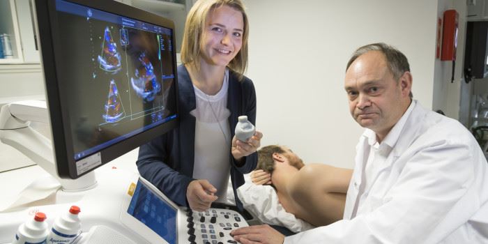 Research scientist Sigrid Kaarstad Dahl and Chief Surgeon and cardiologist Stig Urheim predict the effects of heart surgery. Photo: Thor Nielsen.