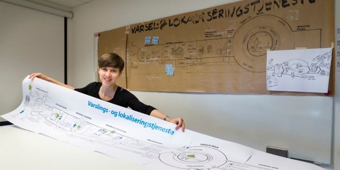 Forsker Silje Bøthun på SINTEF Teknologi og Samfunn viser fram den visuelle veiledningen de har laget for kommunene.  Foto: Thor Nielsen.