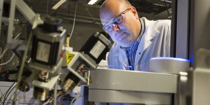 In the hope of contributing to the development of new medicines, SINTEF’s biotechnologists, represented here by senior scientist Geir Klinkenberg, are hunting for promising genes in marine bacteria. Photo: SINTEF/Thor Nielsen