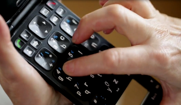 Å kunne gå på nett med telefonen er  en del av hverdagen for de fleste av oss. Men mange eldre og mennsker med funksjonshemming har problemer med å bruke en smarttelefon. Det fikk grunder Richard Chan til å utvikle EziSmart (bildet).