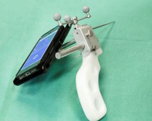 Med det nye navigasjonsdsystemet kan bildeveiledningen flyttes til en IPhone-skjerm koblet til instrumentet, og behandleren slipper å flytte blikket. Foto: Thor Nielsen