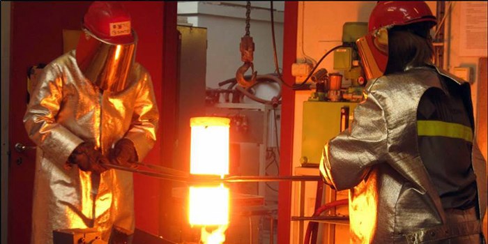 Metallurgy is one of the disciplines represented in the interdisciplinary industrial dust project. As part of this project, SINTEF scientists are studying how dust is formed. The photo shows researchers lifting a glowing hot crucible out of a laboratory furnace. The dust was created inside the crucible and captured by a dust filter for subsequent analysis. Photo: SINTEF