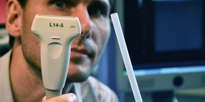 Ultralydproben sørger for at legen kan få et godt bilde av anatomien på skjermen, slik at nerven kan lokaliseres og nålen føres inn på riktig plass, forklarer SINTEF-forsker Frank Lindseth. Foto: Kathinka Høyden