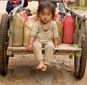 Fossile energikilder brukes over hele kloden, men dette barnet i Laos på vognen med bensinkanner er neppe en av de store forbrukerne . Foto: Thinkstock