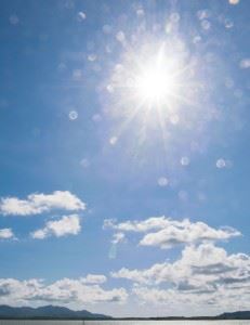 Det såkalte ozonlaget beskytter jorda mot skadelig UV-stråling, som blant annet kan svekke immunforsvaret og hemme fotosyntesen. Foto: Thinkstock