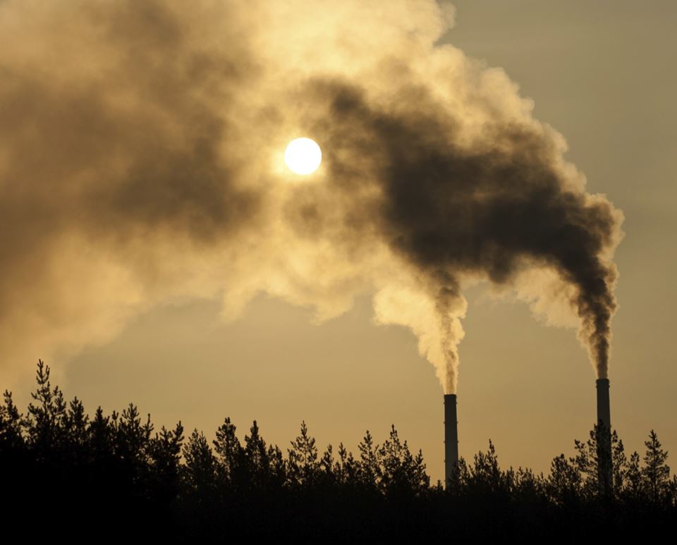 CO2 -gassen som velter ut fra sementfabrikkpiper, og strømmer ut fra eksosrør og forbrenningsanlegg, er årsaken til at vi står overfor vår tids største miljøutfordring. Foto: ThinkStock.