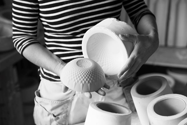 En tredjedel av produksjonen foregår i Norge; resten produseres av to ulike fabrikker i Portugal. Duoen designer selv og lager egne gipsformer samt støper alle produkter.