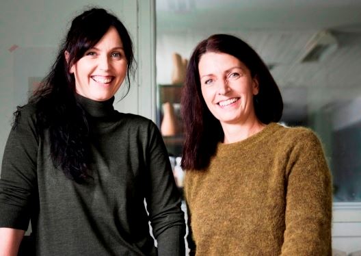 Søstrene Sidsel og Ingvild Hemma driver porselensproduksjon med stort hell fra Fåberg utenfor Lillehammer. Foto: Privat.