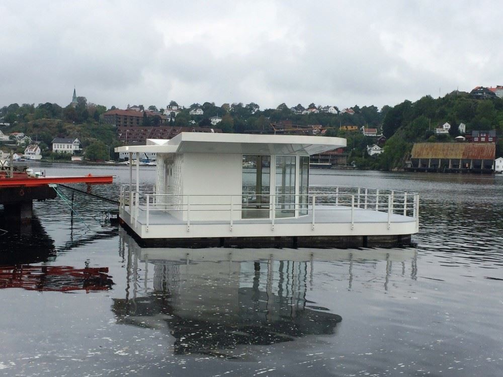 Dette er en av de ferdige modulene med toilet og dusj. Flyteelementene skal forankres ned til havbunnen og inn til land.