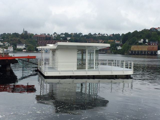 Dette er en av de ferdige modulene med toilet og dusj. Flyteelementene skal forankres ned til havbunnen og inn til land.