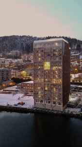 I Bergen har BOB (Tidligere Bergen og Omegn Boligbyggelag) vist at modulbygg ikke trenger å se ut som en kjedelig &quot;skoeske&quot;. Dette trehuset har i tillegg 14 etasjer. Foto: Utlån fra BOB.