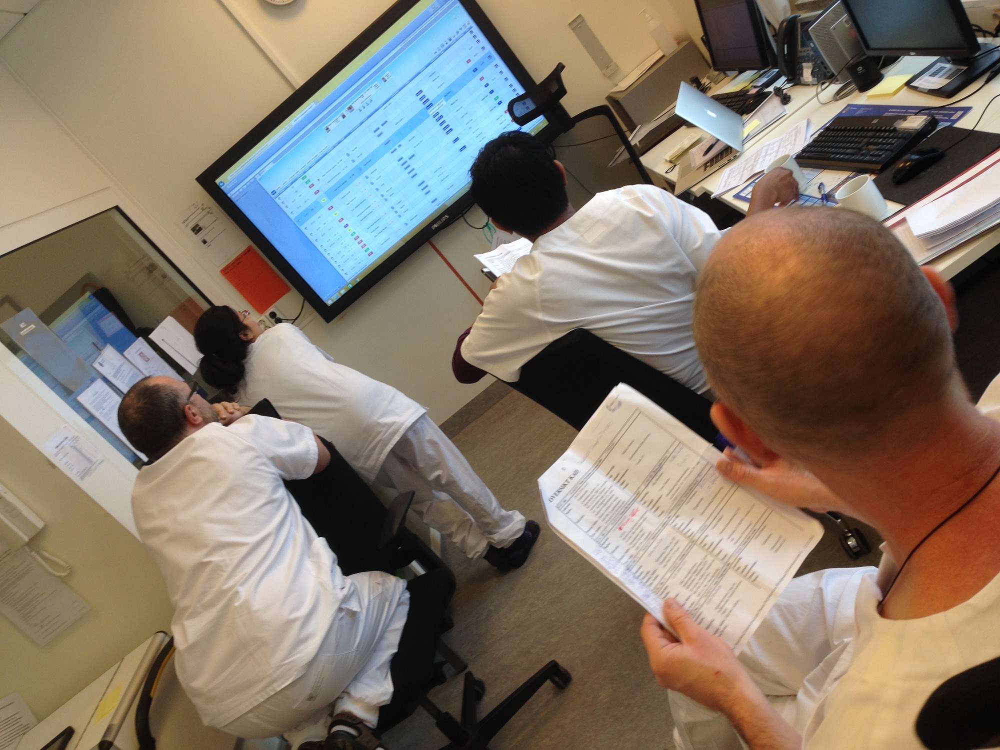 Flere kommuner ser muligheter for gevinst med denne type løsninger i pleie og i omsorgstjenestene. Men for å få ut gevinsten må teknologien tilpasses arbeidsprosessene og vice versa. I tillegg må de nye måtene å jobbe på forankres hos alle ansatte. Foto: SINTEF