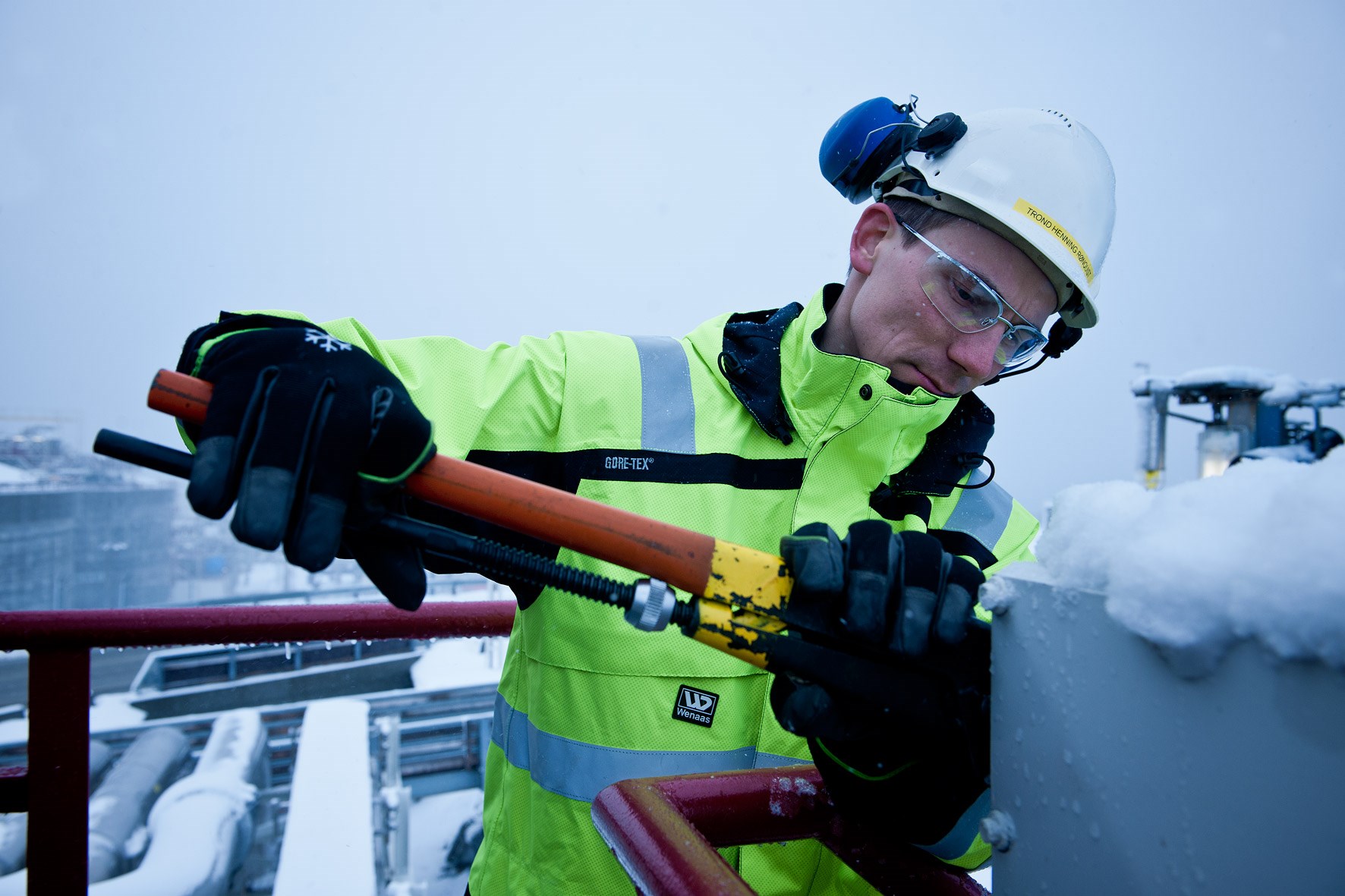 Kaldt, vått, mørkt og noen ganger høyt. Arbeidstøy for nordområdene krever tekniske materialer og høy grad av komfort og funksjonalitet. Bilde utlånt fra Wenaas Workwear as.