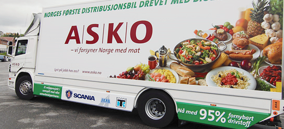 Med helgrønt hydrogen på tanken, skal lastebiler som dette kjøre matvarer ut til butikker i Midt-Norge. Kjøretøyet på bildet var den første distribusjonsbilen i Norge som gikk på bioetanol. Foto: ASKO