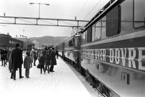 Svart-hvitt-foto av elektrisk togsett stående ved perrong på Trondheim stasjon i 1970.
