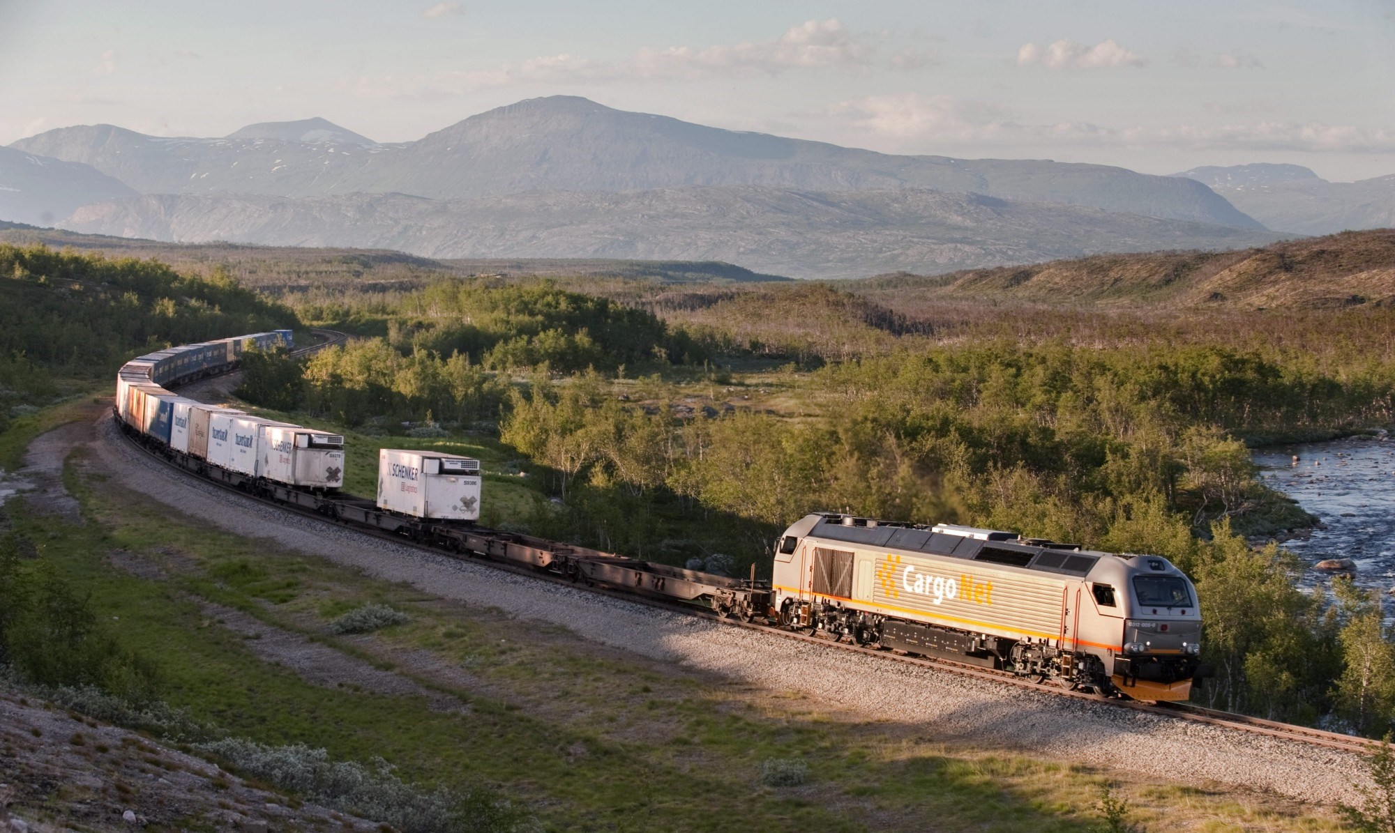 Et dieseldrevet godstog krysser Saltfjellet. I 2025 dras lasten kanskje av et elektrisk lokomotiv som får strøm fra hydrogendrevne brenselceller plassert i vogna bak. Det vil gjøre transporten utslippsfri. Illustrasjonsfoto: Helge Sunde/Samfoto