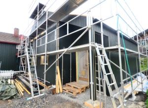 Fra gammeldags til moderne: Snart er dette huset ferdig rehabilitert, og skal ha samme standard som et nytt hus både når det gjelder komfort, inneklima og energiforbruk. Foto: Lisbeth Jære.