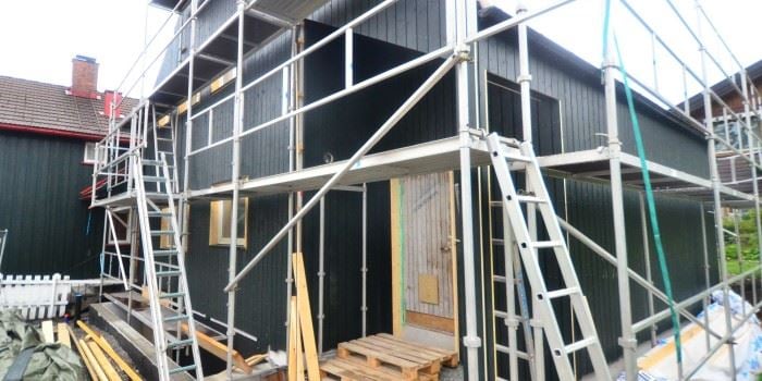Fra gammeldags til moderne: Snart er dette huset ferdig rehabilitert, og skal ha samme standard som et nytt hus både når det gjelder komfort, inneklima og energiforbruk. Foto: Lisbeth Jære.