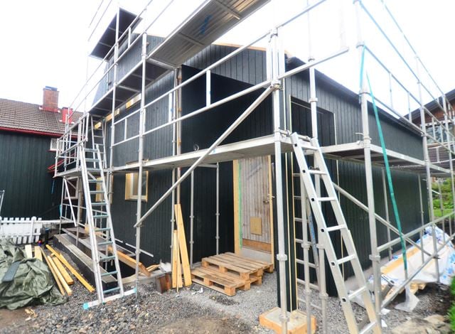 Fra gammeldags til moderne: Snart er dette huset ferdig rehabilitert, og skal ha samme standard som et nytt hus både når det gjelder komfort, inneklima og energiforbruk. Foto: Lisbeth Jære.