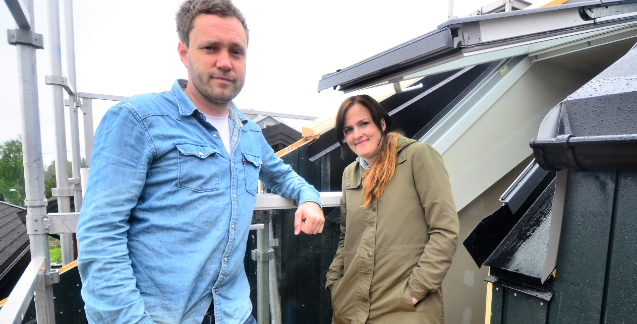 Solveig og Anders Egeland var rådville når de skulle starte med rehabiliteringen av sekstitallshuset de hadde kjøpt. Nå har de fått forskerhjelp og har halvert energiforbruket til oppvarming, blant annet. Foto: Lisbeth Jære.