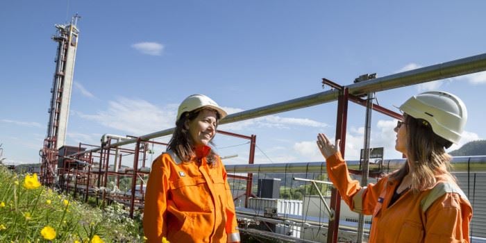 Measurements made by SINTEF in its multiphase flow laboratory have given us new knowledge of how natural gas behaves on its way up from the gas field. The project, where scientists Maria Barrio (left) and Marita Wolden had central roles, was carried out in the tower in the background. Photo: Thor Nielsen / SINTEF