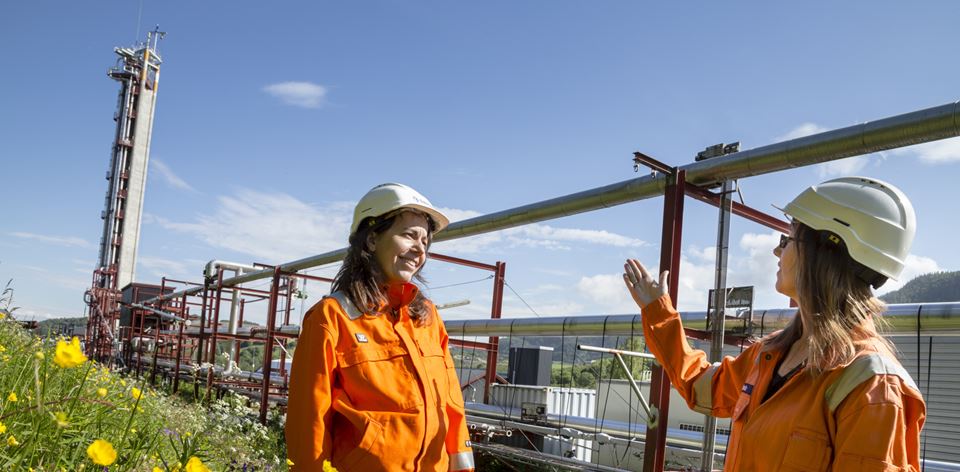 Forsøk i SINTEFs flerfaselaboratorium har gitt ny kunnskap om hvordan naturgass oppfører seg på vei opp fra gassfelt. Sentralt i prosjektet, der Maria Barrio (til v.) og Marita Wolden hadde viktige roller, står målinger som ble gjort i tårnet til venstre på bildet. Foto: Thor Nielsen / SINTEF