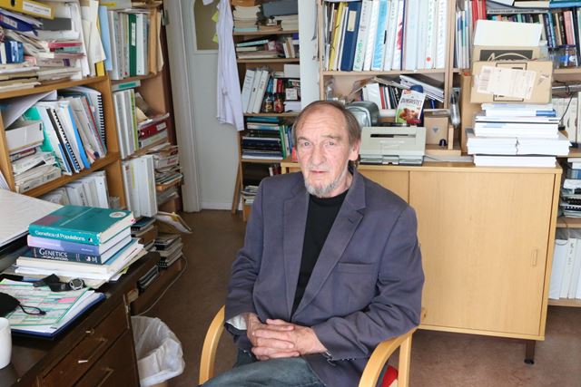 Jarle Mork på kontoret ved NTNU Trondheim Biologiske Stasjon. Foto: Nancy Bazilchuk, NTNU