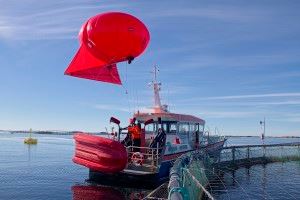 Maritime Robotics' OceanEye Aerostat- system. En heliumfylt ballong med et kamera som kan filme både i dagslys og infrarødt lys. Data overføres trådløst til bakken. Foto: SENSODRONE project SINTEF FH; Partner: Maritime Robotics