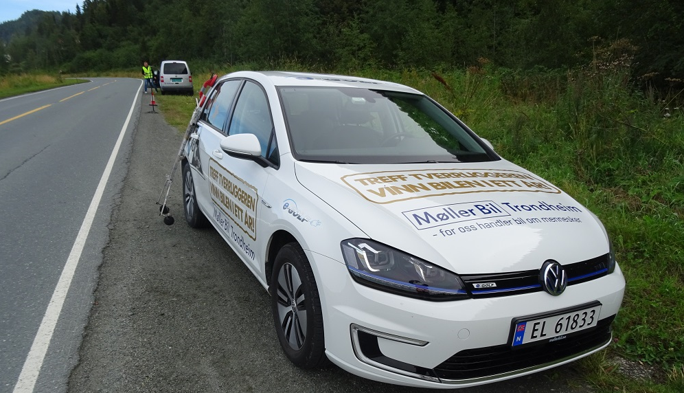 Lav rullemotstand gir lavere energiforbruk - og mindre støy. Her måler de norske forskerne støy i felt. Forsøkene ble gjort i samarbeid med Gdansk Technical University i Polen. Foto: SINTEF.