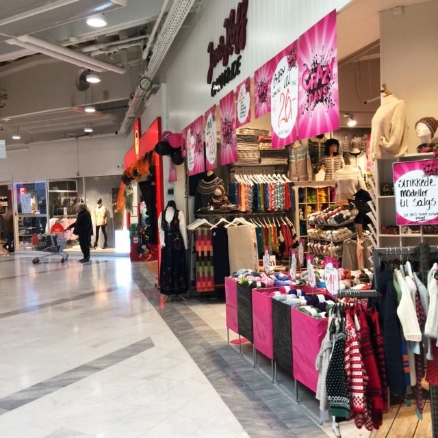 I butikken Jens Hoff Gar & Ide, skal det gjøres flere justeringer og endringer.