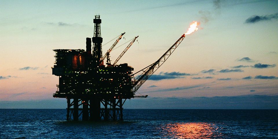 Inn i solnedgangen: Nye olje- og gassutbygginger løper større risiko for bortfall av markedet, olje i større grad enn gass. Det vil også bli maktpåliggende å ha netto null utslipp fra olje og gassverdikjeder, fra produksjon til sluttbruk. Derfor må vi akselere lagringskapasiteten for CO2, skriver SINTEFs bærekraftsdirektør. Foto: Thinkstock