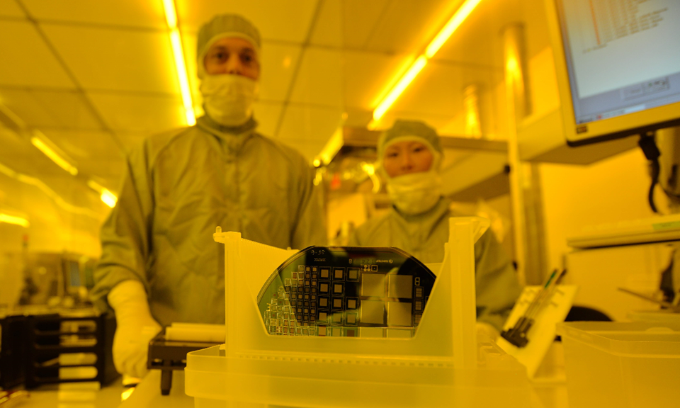 SINTEF-forskerne Marco Povoli og Angela kok har bidratt til å utvikle den mikroskopiske sensoren som måler det ingen andre sensorer kan måle: Nemlig stråledosene som treffer hver enkelt kreftcelle. Foto: SINTEF.
