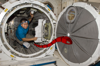 Bildet viser en tenkt slangerobot på romstasjonen ISS - på vei for å inspisere noe for astronauten. Source (picture from ISS): NASA. Illustration of snake robot: SINTEF / M. Bjerkeng and Ø.H. Holhjem. 