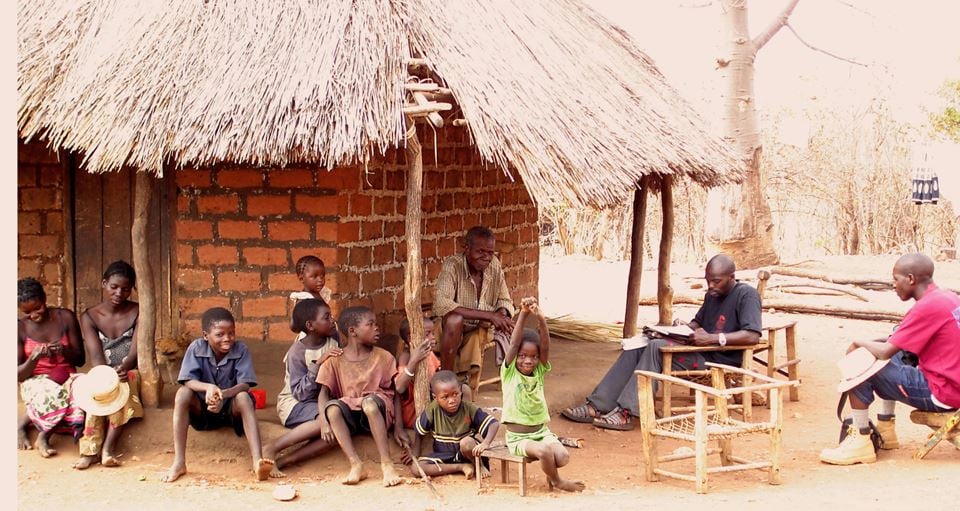 Her samler forskerne inn levekårs-data i utkanten av byen Chipata i Zambia. Studien dekker ni afrikanske land og er ledet av SINTEF. Foto utlånt av forskerne.