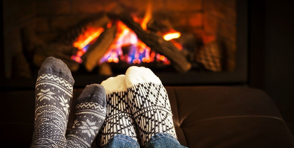 Det ekte og genuine ved bålet tiltrekker oss. Her er gode råd for hvordan du fyrer på peisen. Ill: Shutterstock