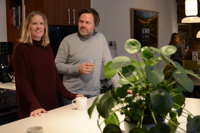 Fornøyde beboere nyter en kaffe i det gamle verkstedet som nå ker et supermoderne kjøkken. Foto: Lisbet Jære.