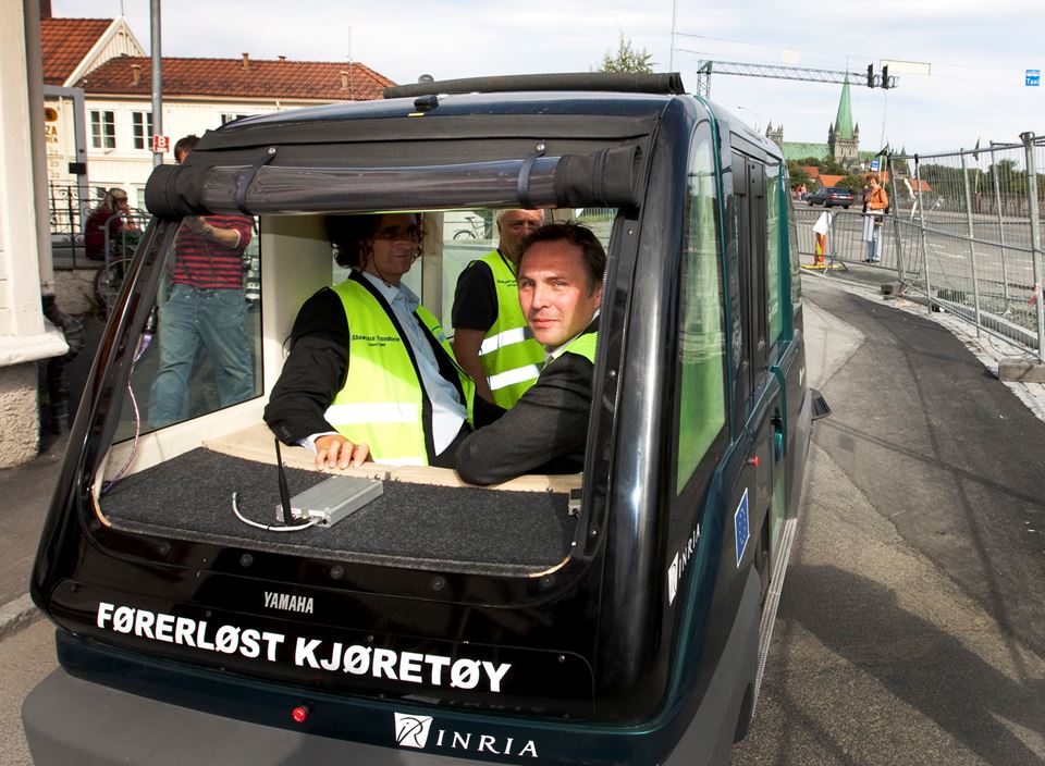 Myndighetene må finne svar på mange viktige spørsmål i den kommende transportplanperioden, skriver kronikkforfatterne. Et av spørsmålene de trekker, fram er hvordan landets infrastruktur skal tilpasses ny teknologi som autonome kjøretøy, elektriske biler og hydrogendrevne farkoster. På bildet deltar Sør-Trøndelags fylkesordfører i en demonstrasjon av førerløs transport i Trondheim. Foto: Gorm Kallestad / Scanpix