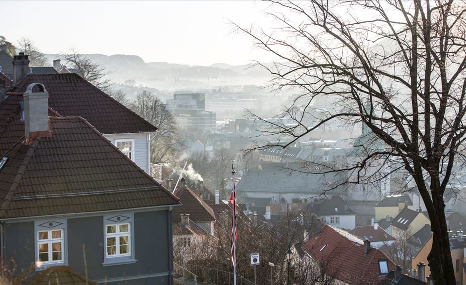 Giftlokk over Bergen i 2016. Eldre vedovner bidrar i stor grad til å danne smog om vinteren. Det fører igjen til store helseutgifter for samfunnet Utskifting til nye ovner bør påskyndes, gjerne ved hjelp av støtteordninger, ifølge ny rapport.
Foto: Bergens Tidende / NTB Scanpix