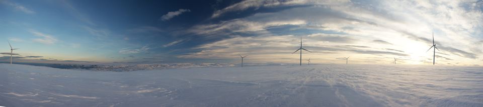 Fra vind til hydrogen: I vindparken Raggovidda i Finnmark, er det så godt som aldri vindstille. Samtidig har ikke kraftnettet nok kapasitet til å utnytte konsesjonen som er gitt i området. Derfor kan hydrogen bli det perfekte lagringsmedium og energibærer for overskuddsenergien. Hydrogenet kan for eksempel fraktes til Svalbard i flytende form ved hjelp av hydrogenskip, foreslår SINTEF-forskere. Foto: Erik Wolf, Siemens.